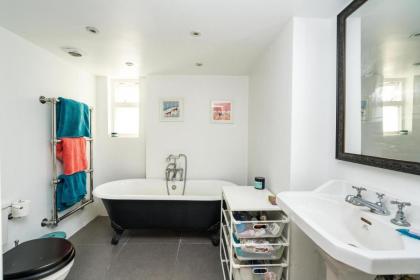 Fantastic 3 Bedroom Flat West Hampstead - image 16