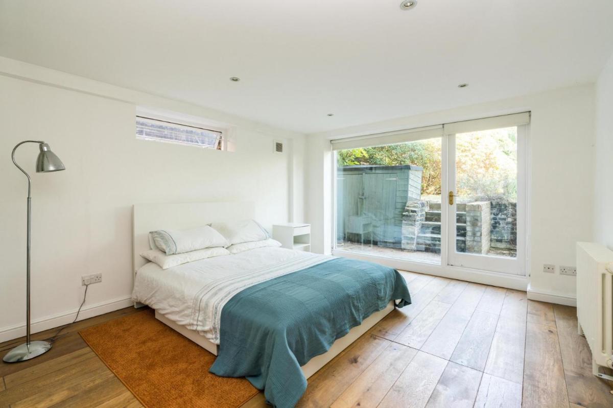 Fantastic 3 Bedroom Flat West Hampstead - image 3