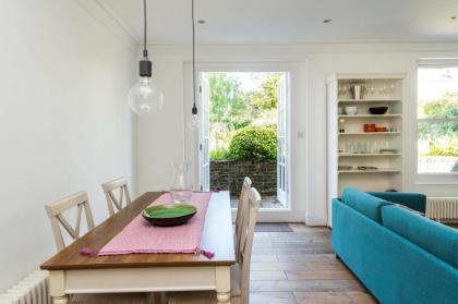 Fantastic 3 Bedroom Flat West Hampstead - image 4