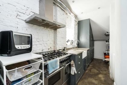 Fantastic 3 Bedroom Flat West Hampstead - image 5