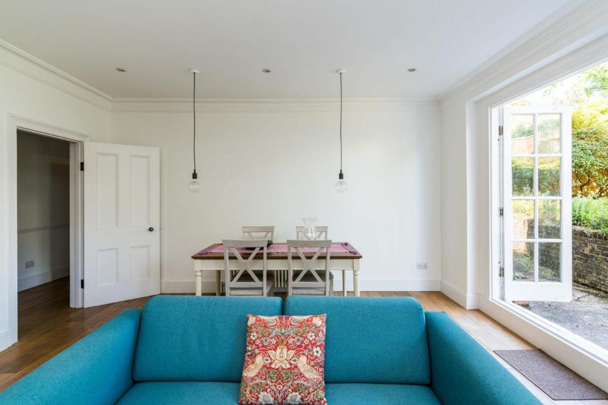 Fantastic 3 Bedroom Flat West Hampstead - image 7