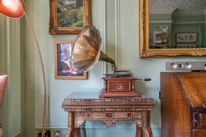 An elegant Late-Victorian style two BR apartment - image 8