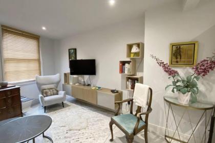 Charming 2-Bed Apt with 2 bathtub central London - image 18