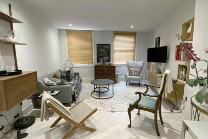 Charming 2-Bed Apt with 2 bathtub central London - image 19