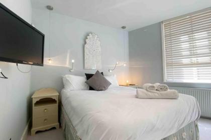 Charming 2-Bed Apt with 2 bathtub central London - image 3