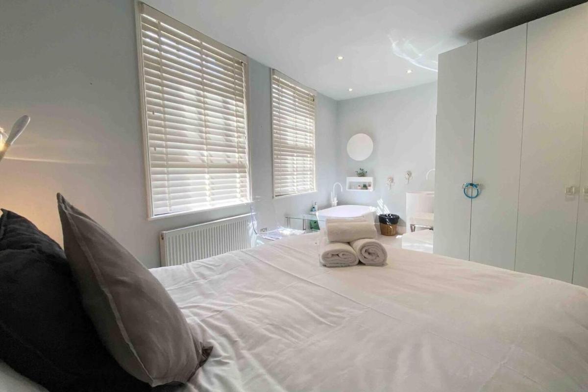 Charming 2-Bed Apt with 2 bathtub central London - image 6