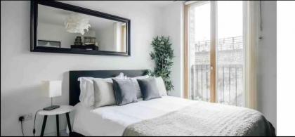 Stunning 2-Bed Apt & balcony in Notting Hill - image 7