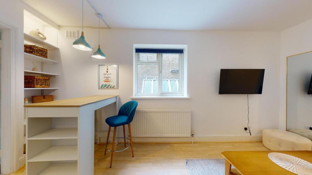 Superior 1 - Bed Apartment in Maida Vale - image 3