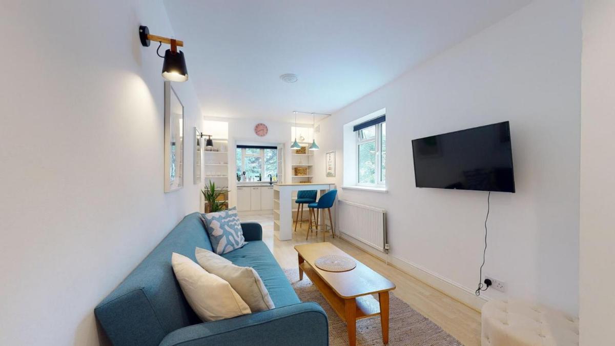 Superior 1 - Bed Apartment in Maida Vale - image 6