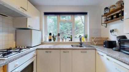 Superior 1 - Bed Apartment in Maida Vale - image 9