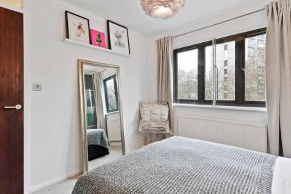 Modern 2 Bedroom Apartment in Hoxton - image 12