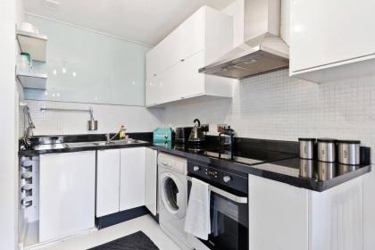 Modern 2 Bedroom Apartment in Hoxton - image 3