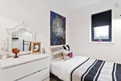 Modern 2 Bedroom Apartment in Hoxton - image 6