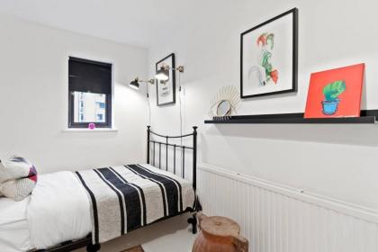 Modern 2 Bedroom Apartment in Hoxton - image 7