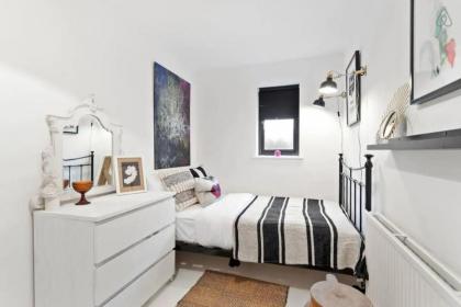 Modern 2 Bedroom Apartment in Hoxton - image 8