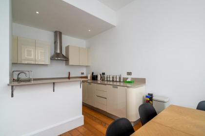 GuestReady - Chic flat in the heart of Kensington - image 15