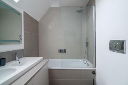 GuestReady - Chic flat in the heart of Kensington - image 4