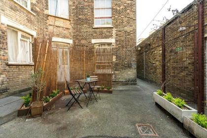 1 Bedroom House With an Edge in King Cross - image 16