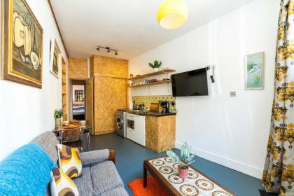 1 Bedroom House With an Edge in King Cross - image 8