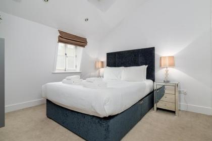 A Stunning Three Bedroom Home in Mayfair - image 11