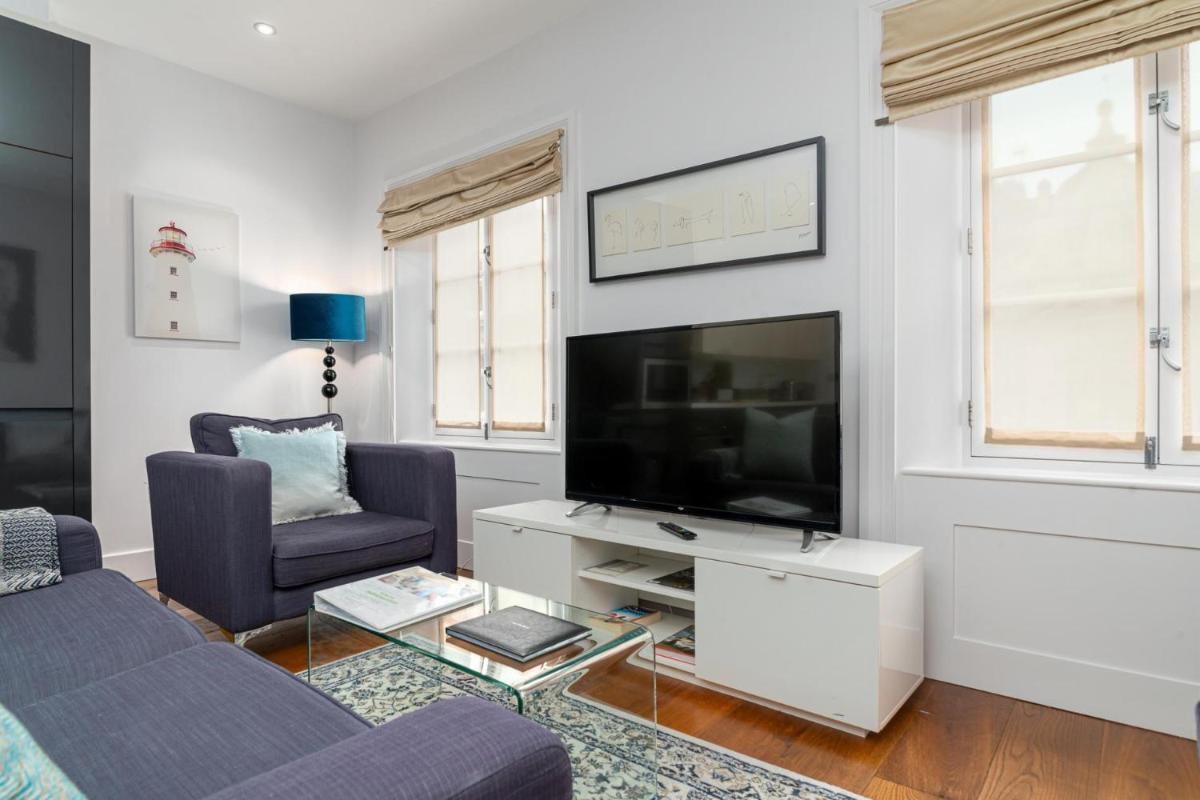 A Stunning Three Bedroom Home in Mayfair - image 3