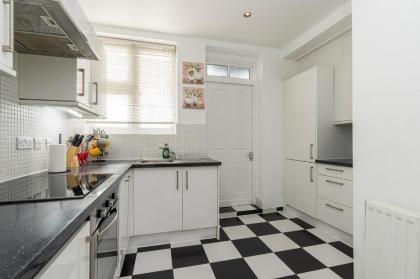 Marble Arch Apartments - image 13