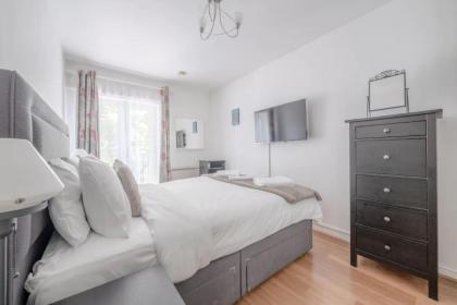 Bright 1 Bedroom Flat in Kensington Olympia - image 2