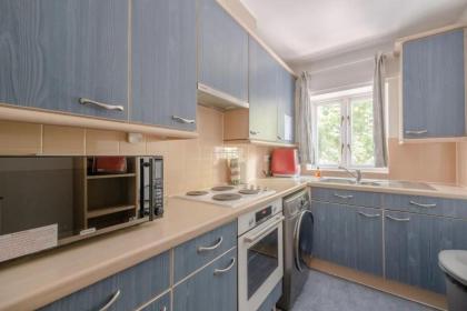 Bright 1 Bedroom Flat in Kensington Olympia - image 4