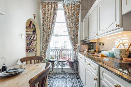 Charming one bedroom flat near Maida Vale by UnderTheDoormat - image 4