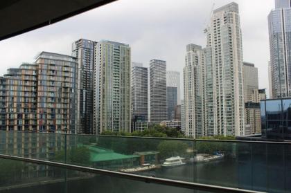 Luxury Canary Wharf Apartment (Panoramic Views) - image 2