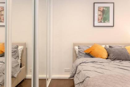 Modern Flat in the Heart of West London - image 3