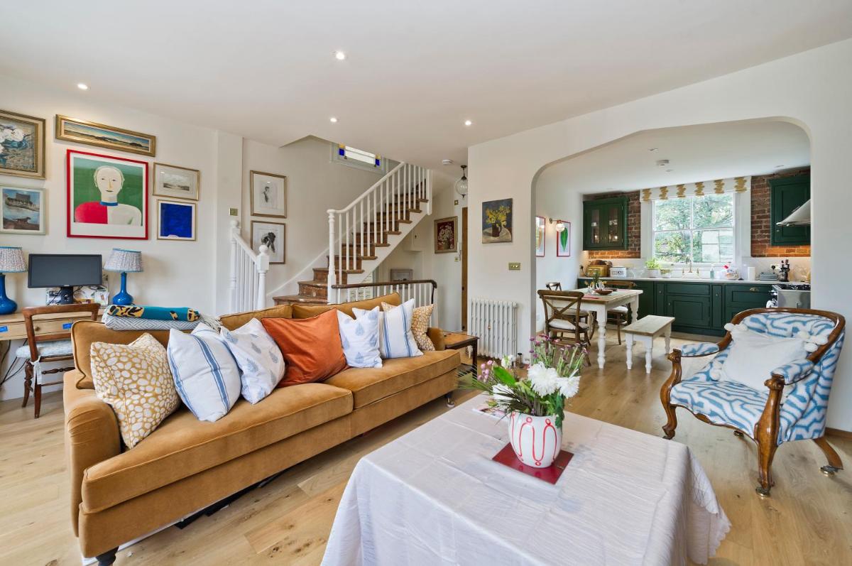 Delightful apartment in Brackenbury village near Hammersmith by UnderTheDoormat - main image