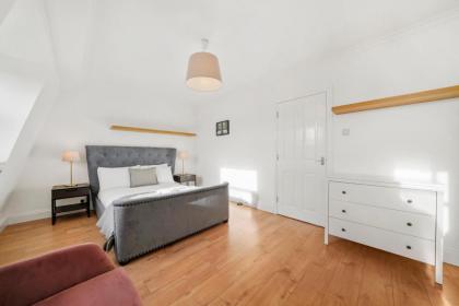 1 & 2 Bed Cosy Apartments next to Earls Court FREE WIFI - image 20