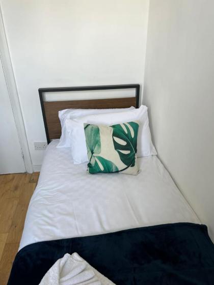 Single studio shared bathroom/toilet Near Paddington 