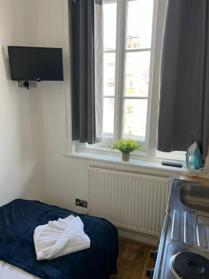 Single studio shared bathroom/toilet Near Paddington - image 4