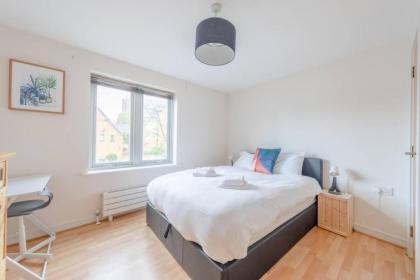 Spacious 2 Bedroom Apartment Near White City - image 10