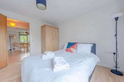 Spacious 2 Bedroom Apartment Near White City - image 11