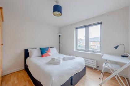 Spacious 2 Bedroom Apartment Near White City - image 12