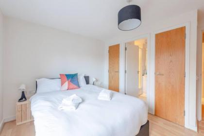 Spacious 2 Bedroom Apartment Near White City - image 15