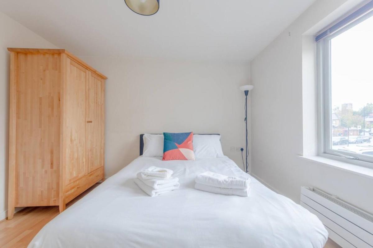 Spacious 2 Bedroom Apartment Near White City - image 5