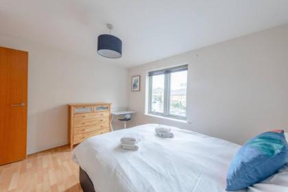 Spacious 2 Bedroom Apartment Near White City - image 7