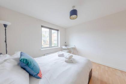 Spacious 2 Bedroom Apartment Near White City - image 8