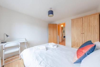 Spacious 2 Bedroom Apartment Near White City - image 9