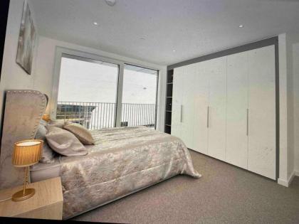 Luxury Spacious king size beds with parking - image 17