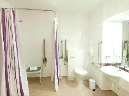 Premier Inn London Kensington - image 5