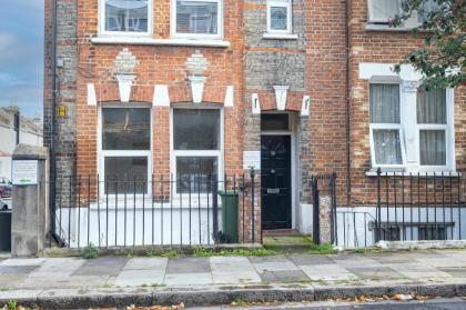 Characteristic 3 Bedroom House Fulham - image 16