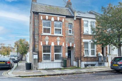 Characteristic 3 Bedroom House Fulham - image 7