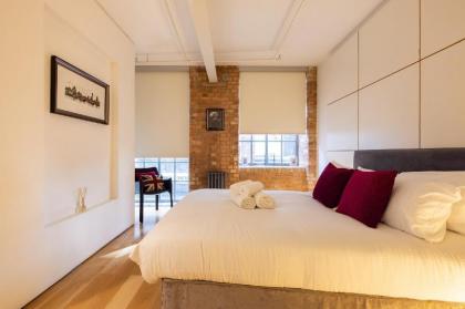 Central Soho Loft with A C & Concierge - image 11