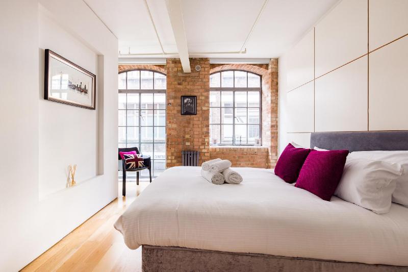 Central Soho Loft with A C & Concierge - image 4