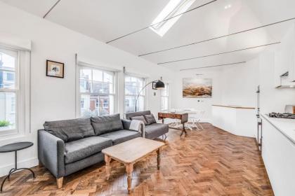 GuestReady - Modern Flat in Fulham - image 5